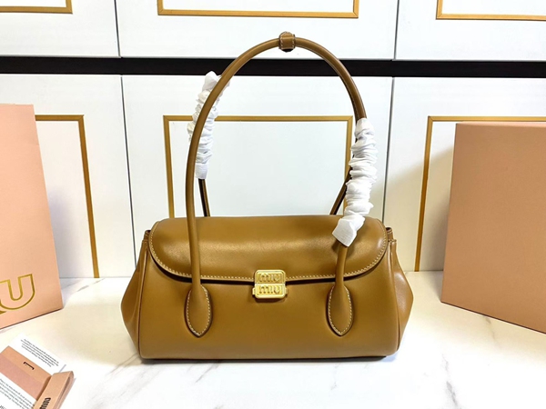 スーパーコピーブランドバッグ正面デザイン